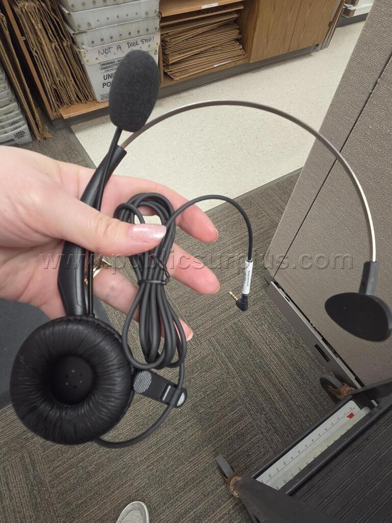 7- Headset with Mic and Cord — photo 1