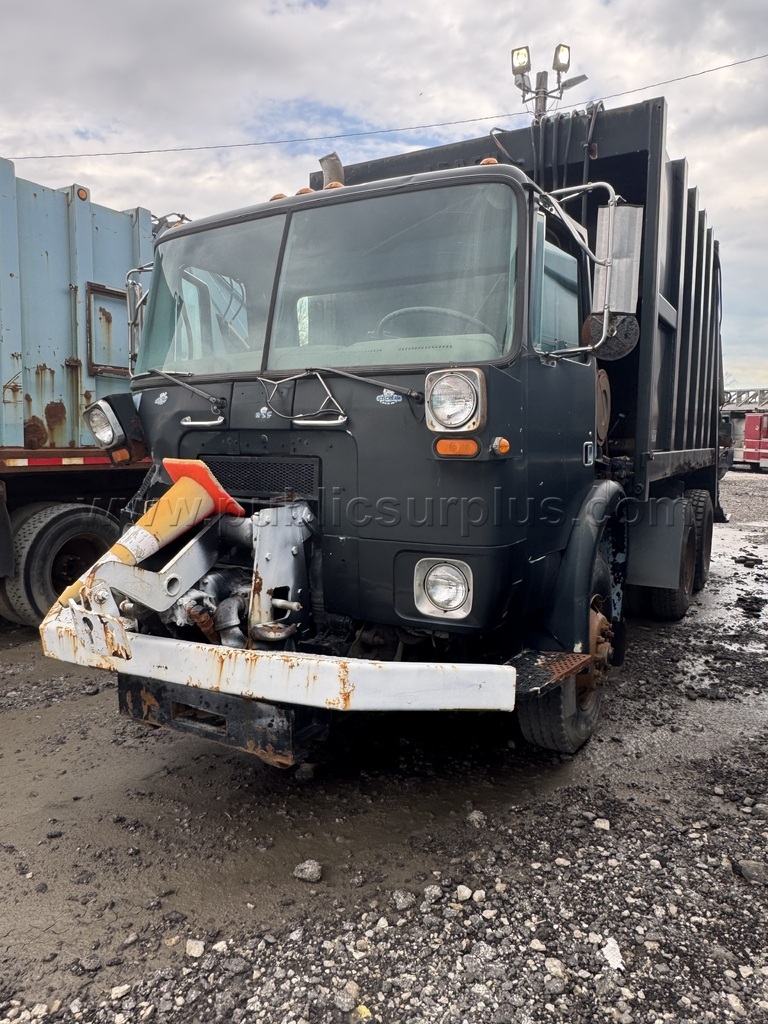 1992 VOLVO XPEDITOR GARBAGE TRUCK — photo 1