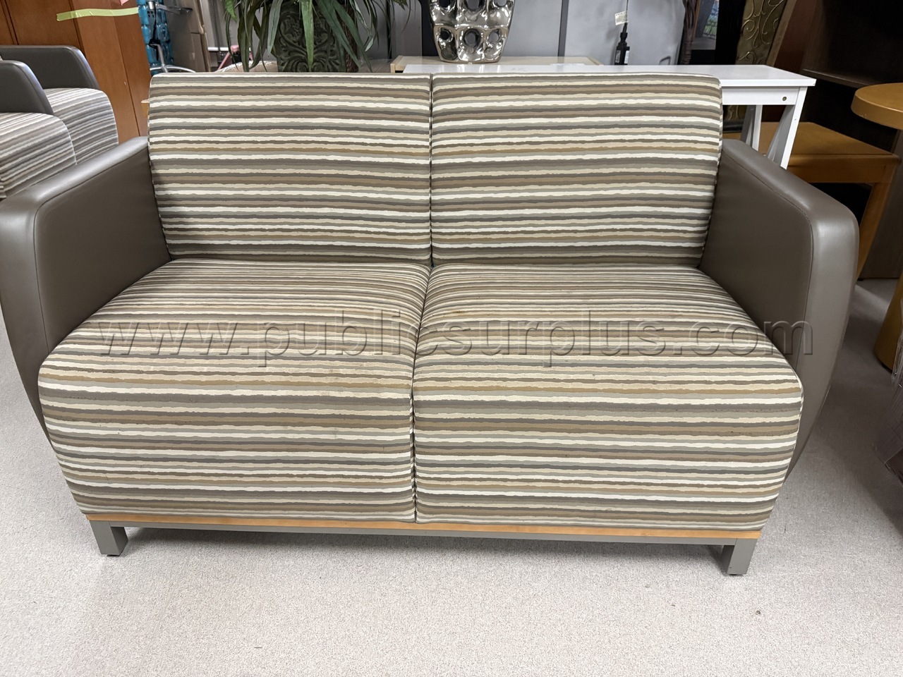 Auction#293- Loveseat sofa — photo 1