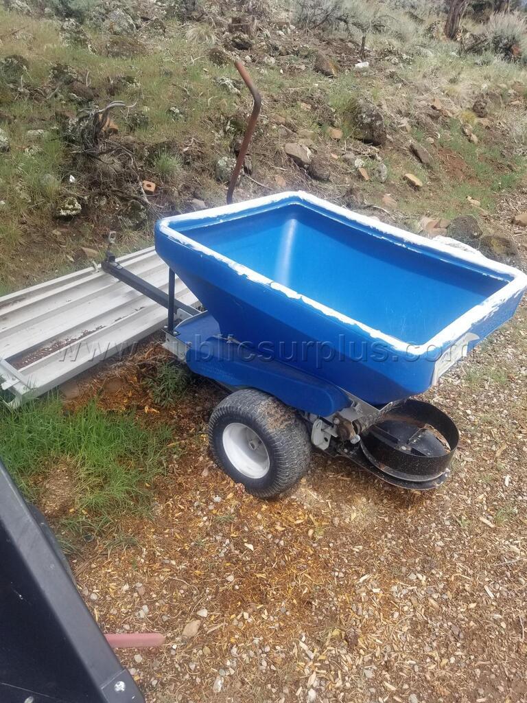 Pull behind spreader — photo 1