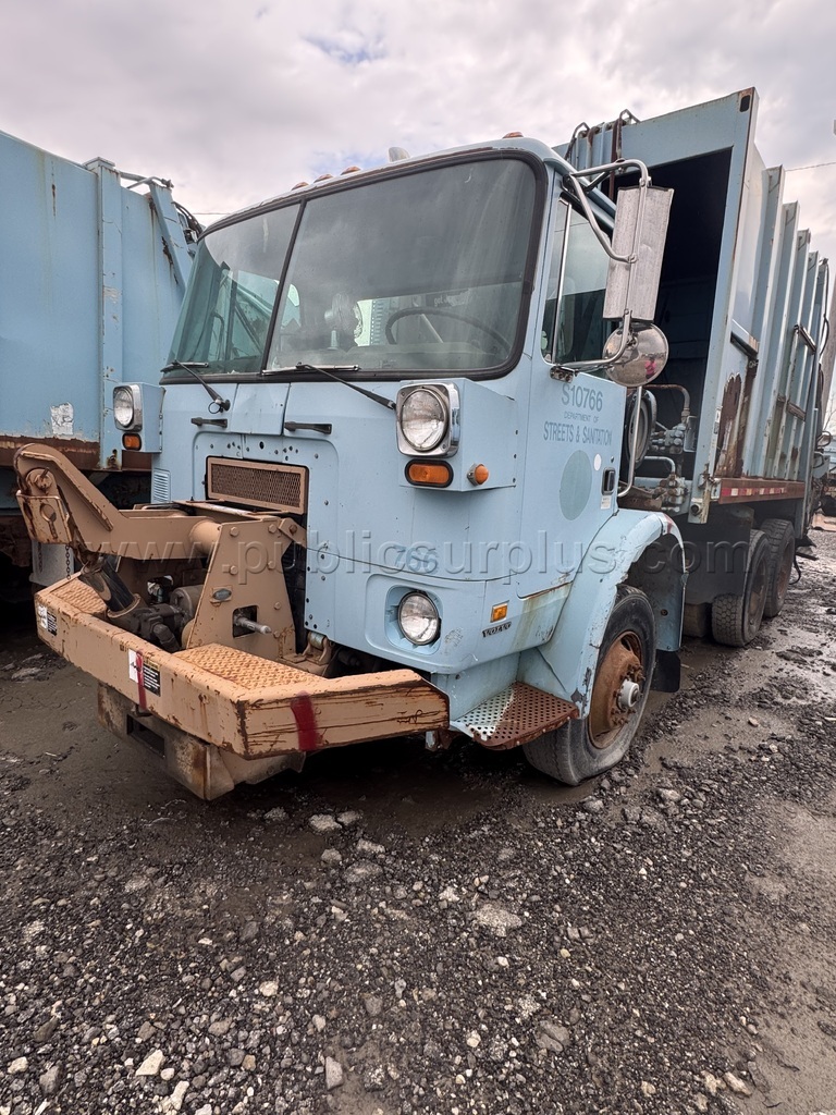 1999 VOLVO XPEDITOR GARBAGE TRUCK — photo 1