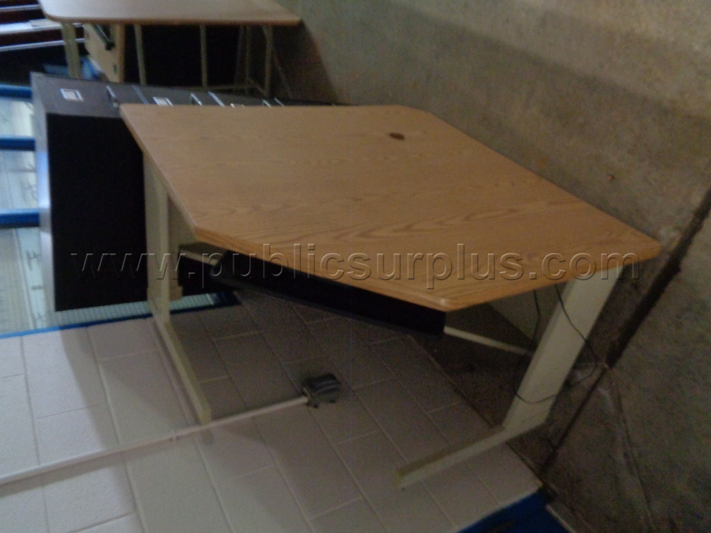 Corner Desk Lt. Wood & Metal Desk w/ Keyboard Tray — photo 1