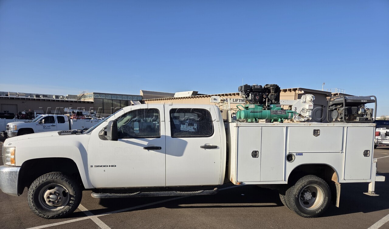 2007 Chevy 3500HD Crew Cab 4x4 Service Truck — photo 1