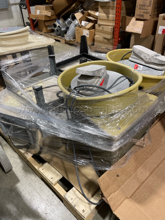 PACIFICA POTTERY WHEELS + 2 SMALL KILNS — photo 1