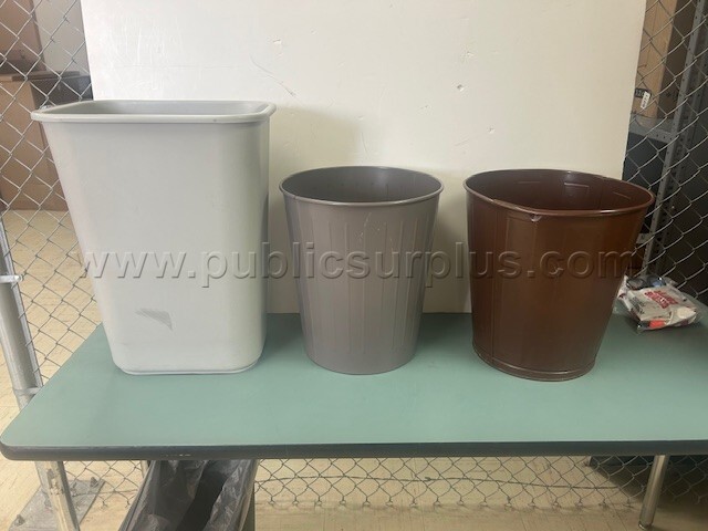 Miscellaneous Trash Cans Lot — photo 1