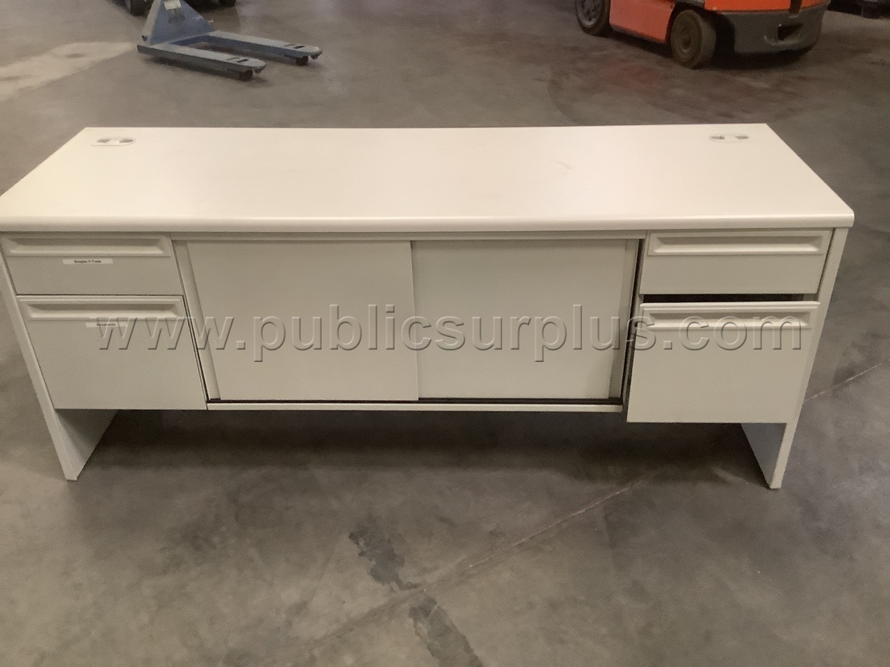 1 Metal desk — photo 1