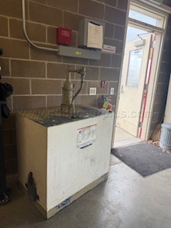 Oil Tank/manual pump — photo 1