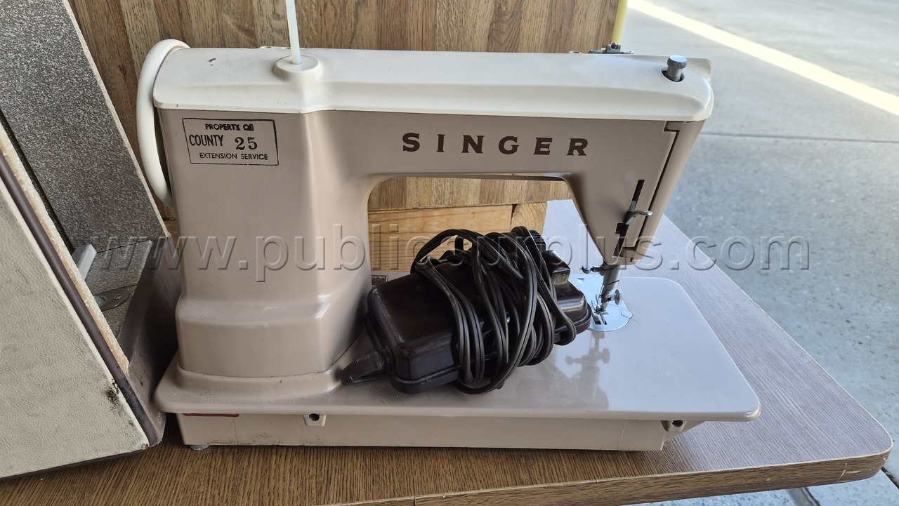 Sewing Machine — photo 1