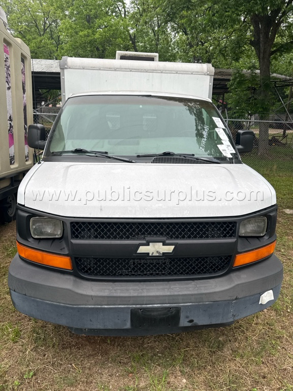 2003 Chevrolet Box Truck — photo 1