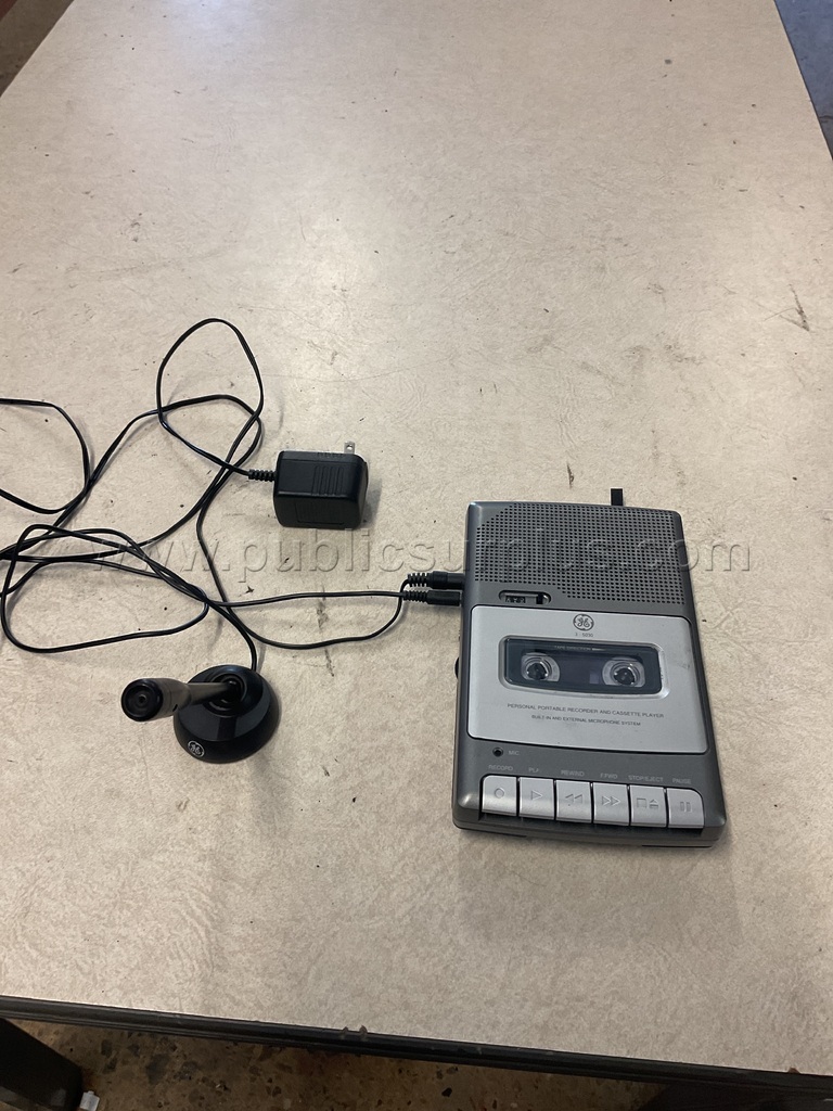 GE Portable Cassette Player Lot # 4728 — photo 1