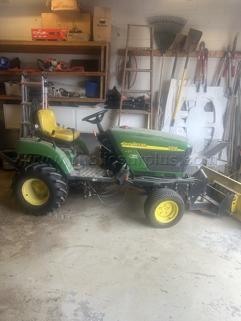 JOHN DEERE 2210 — photo 1