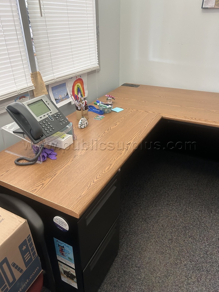Office Desk with Return and 2, 2-drawer filing cabinets — photo 1