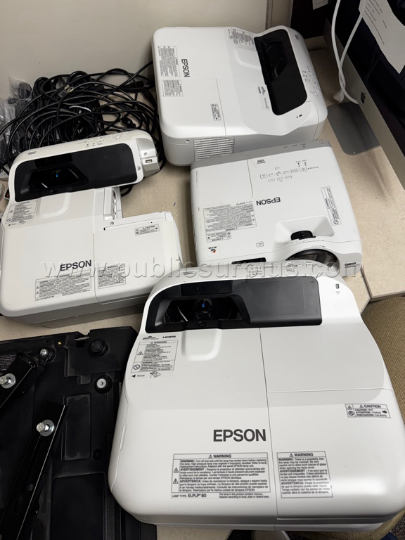5 Working Epson Projectors — photo 1
