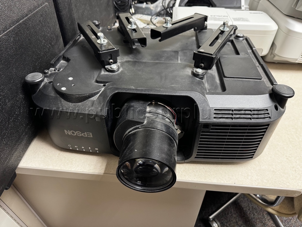 1 Working Epson Projector with Mount — photo 1