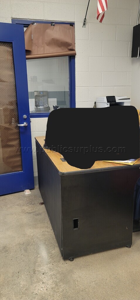 Broken Desk — photo 1