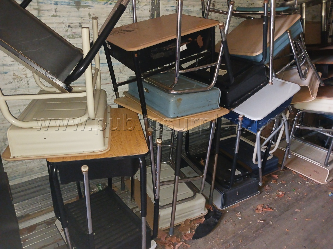 25 open student desks — photo 1