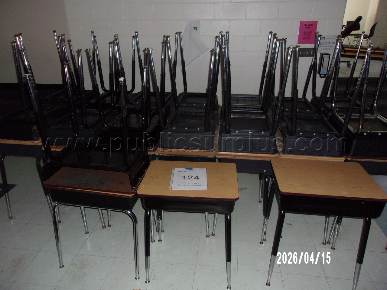 LOT #124 STUDENT DESK — photo 1