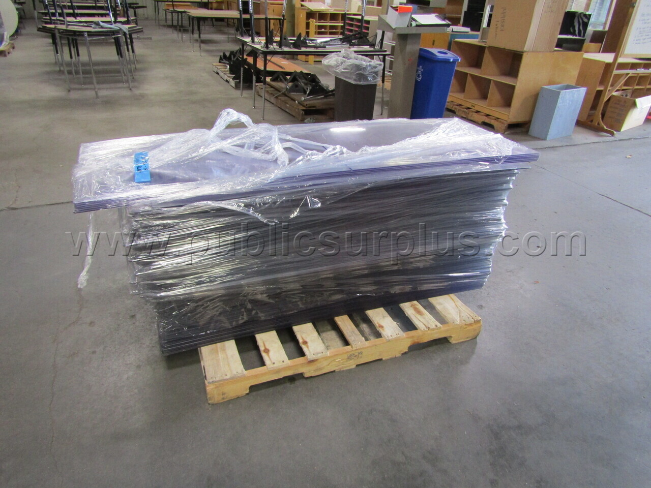PLEXIGLASS PALLET — photo 1