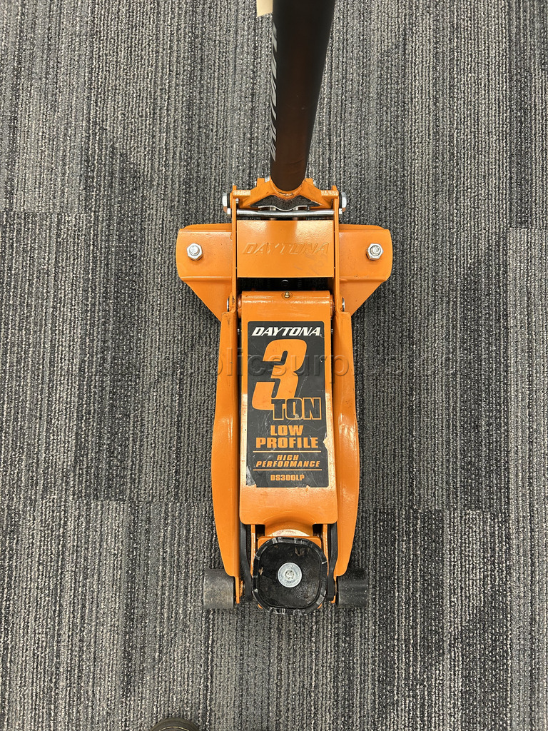 Car Jack — photo 1