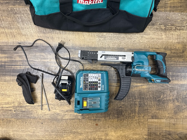 NEW Makita XRF01 18V LXT Lithium-Ion Cordless Autofeed Screwdriver Kit (3.0Ah) — photo 1