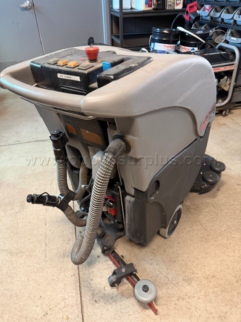 INDUSTRIAL FLOOR SCUBBER — photo 1