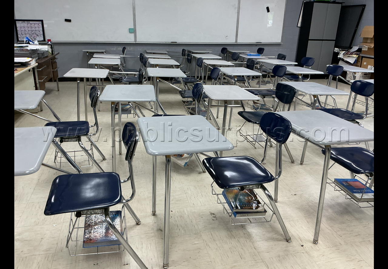 Student desks- Lot of 150 — photo 1