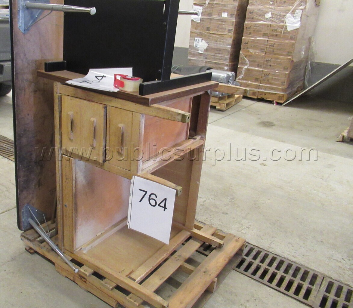 WOODEN TEACHER'S DESK / TABLES - PALLET 764 — photo 1