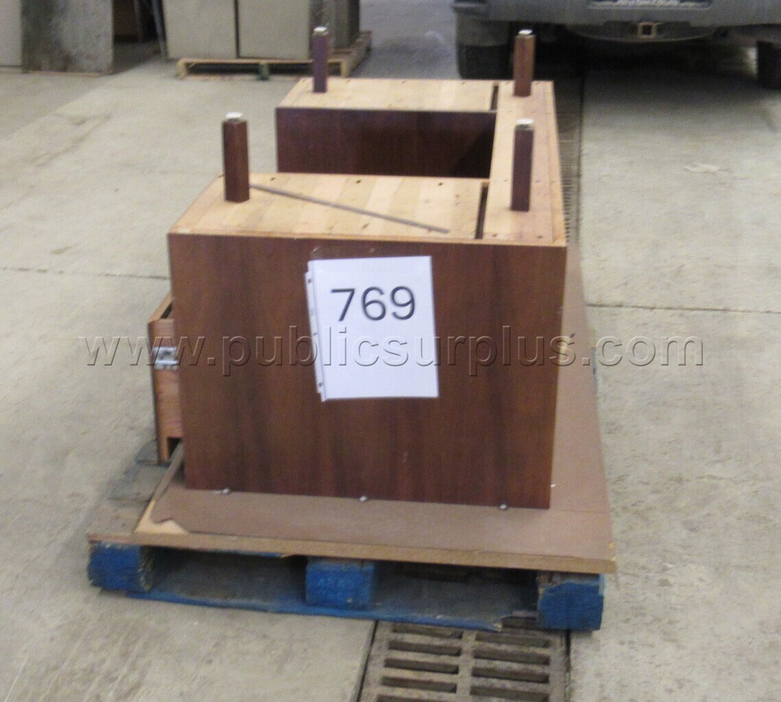 WOODEN DESK - PALLET 769 — photo 1
