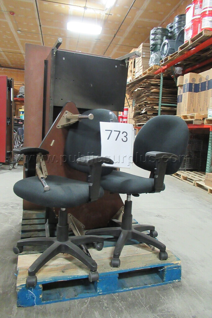 TABLE / TEACHERS DESK / OFFICE CHAIRS - PALLET 773 — photo 1