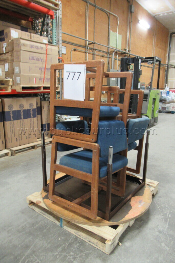TABLE / CLOTH CHAIRS - PALLET 777 — photo 1