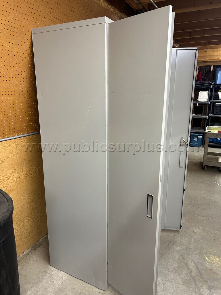 4 Shelf Cabinet. No Key — photo 1