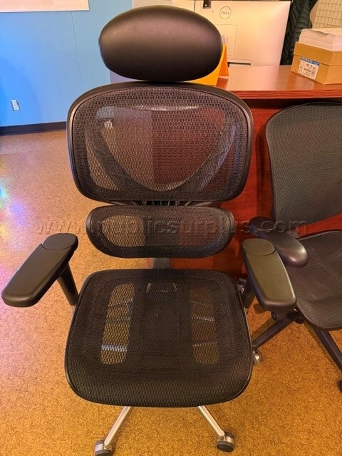 Office Chair with headrest — photo 1