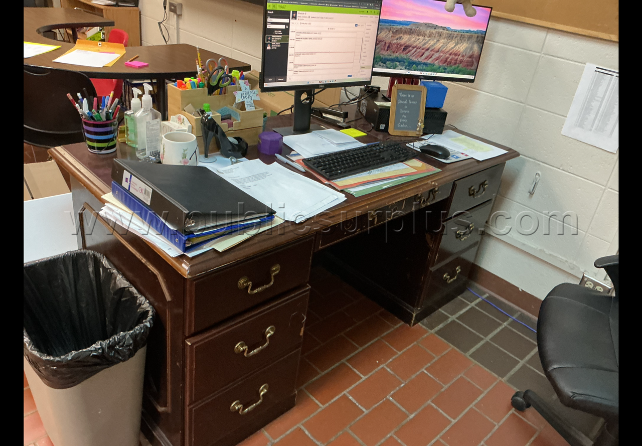 Teacher desks- Lot of 15 — photo 1