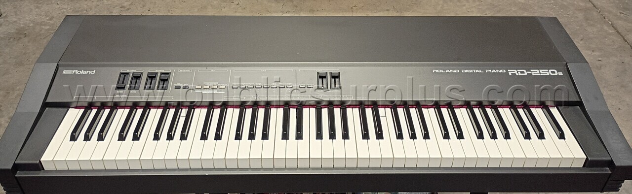 ROLAND DIGITAL PIANO — photo 1