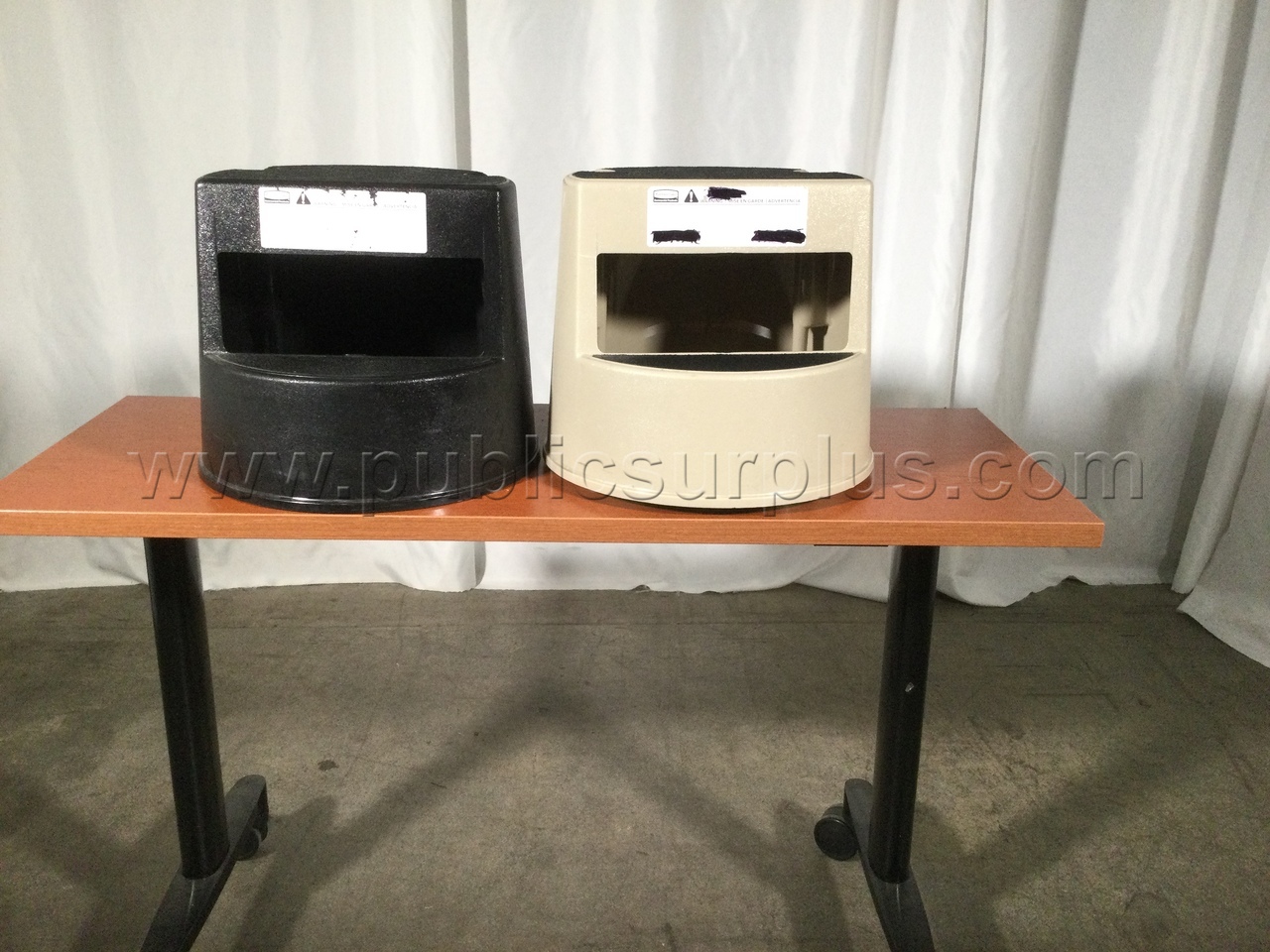 Set of Rubbermaid Stepstools - 2943 — photo 1