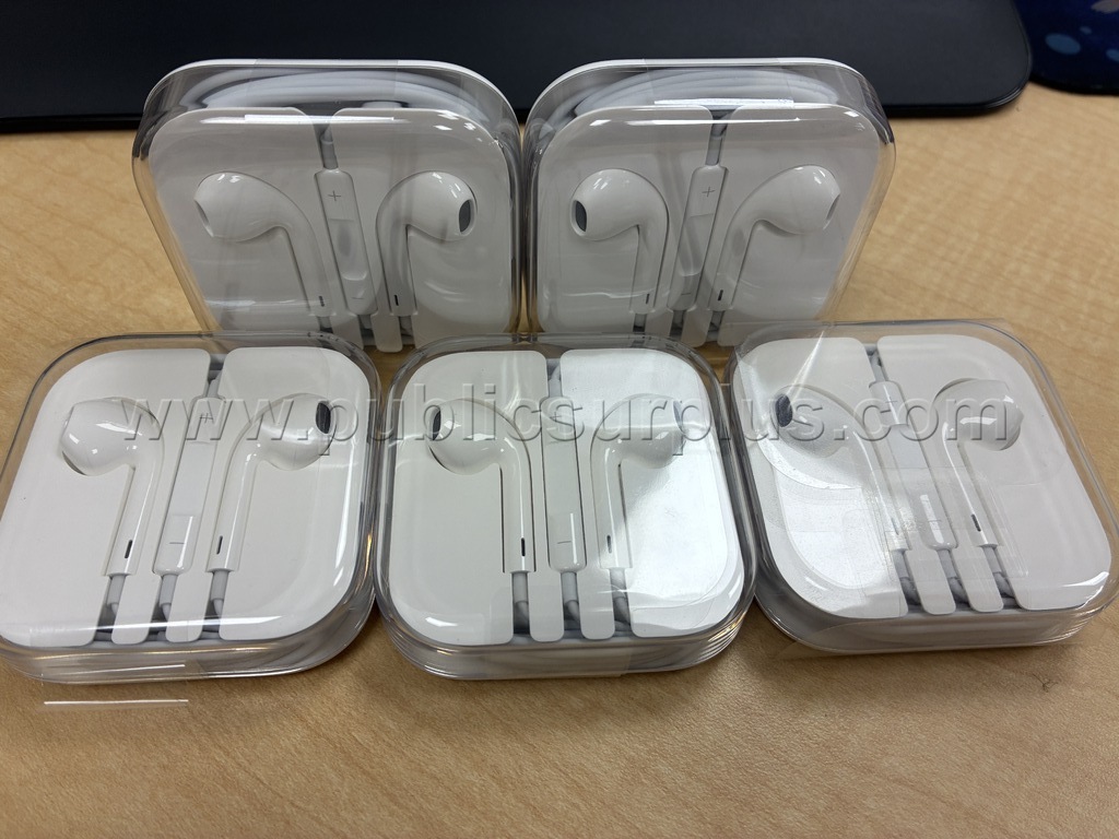 Apple EarPods (3.5mm Headphone Plug) - Lot of 5 — photo 1