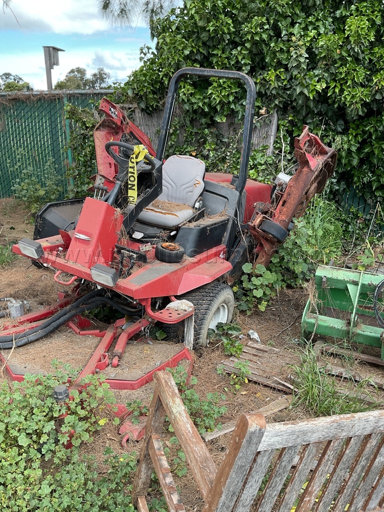 Toro Groundsmaster 4000 D non-operational (parts /Scrap) — photo 1