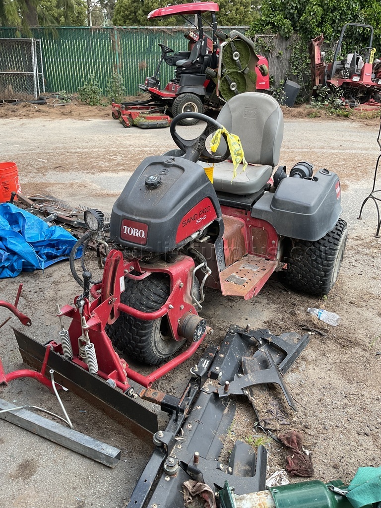 Toro Sand Pro  non-operational (parts /Scrap) — photo 1