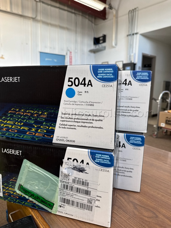 HP LaserJet 504A Blue ink Cartridges — photo 1