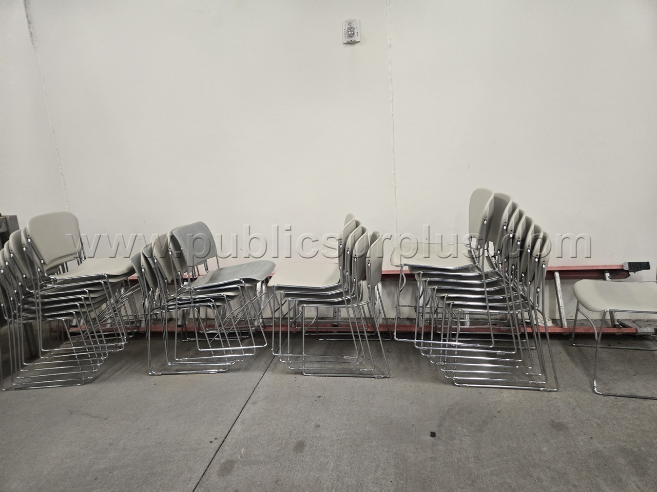 25 stackable chairs — photo 1