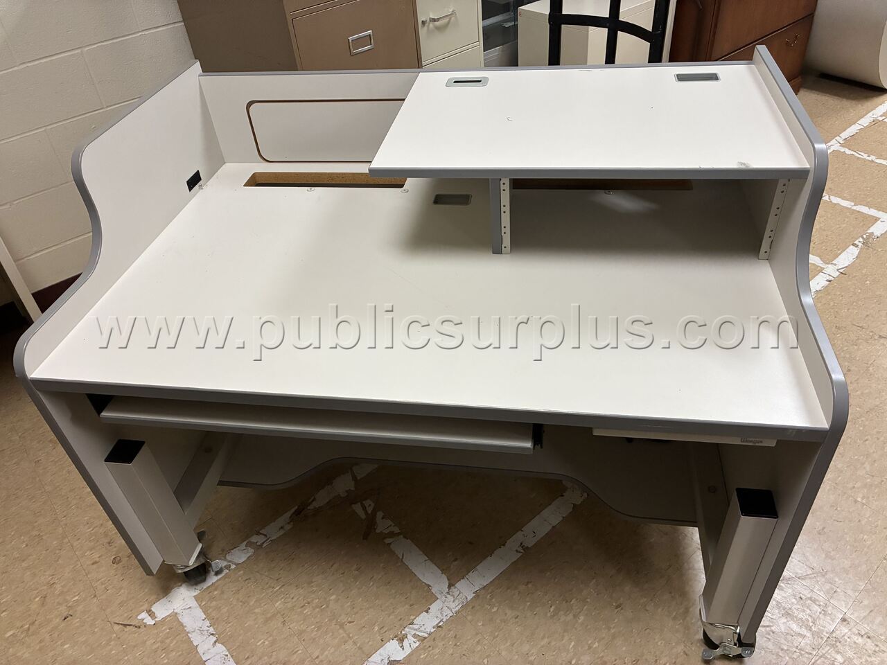 Desk on wheels qty 2 — photo 1
