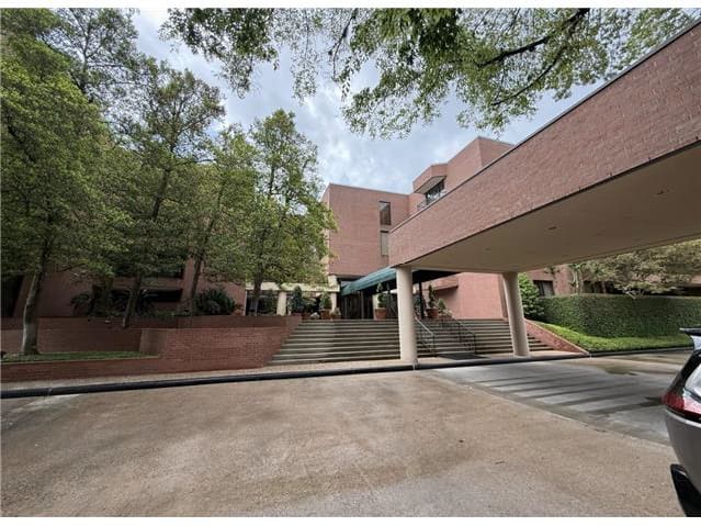 HUD Home — 9333 Memorial Dr Unit 412, Houston, TX 77024