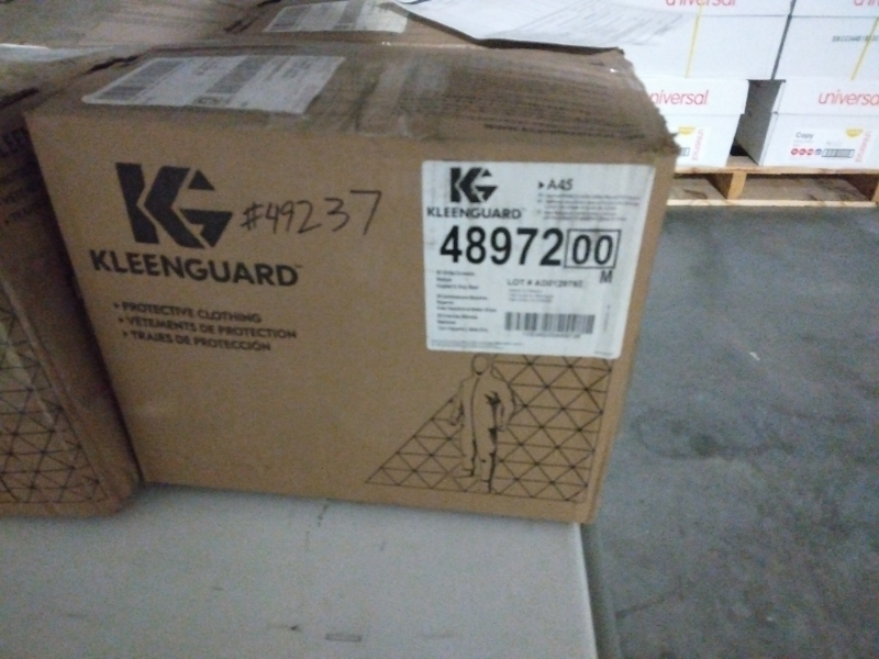 WHITE COVERALLS MEDIUM — photo 1