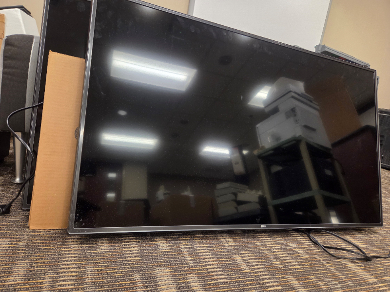 LG Monitors — photo 1