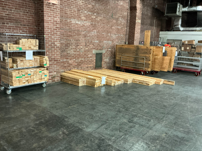 Plywood and 2x4 wood — photo 1