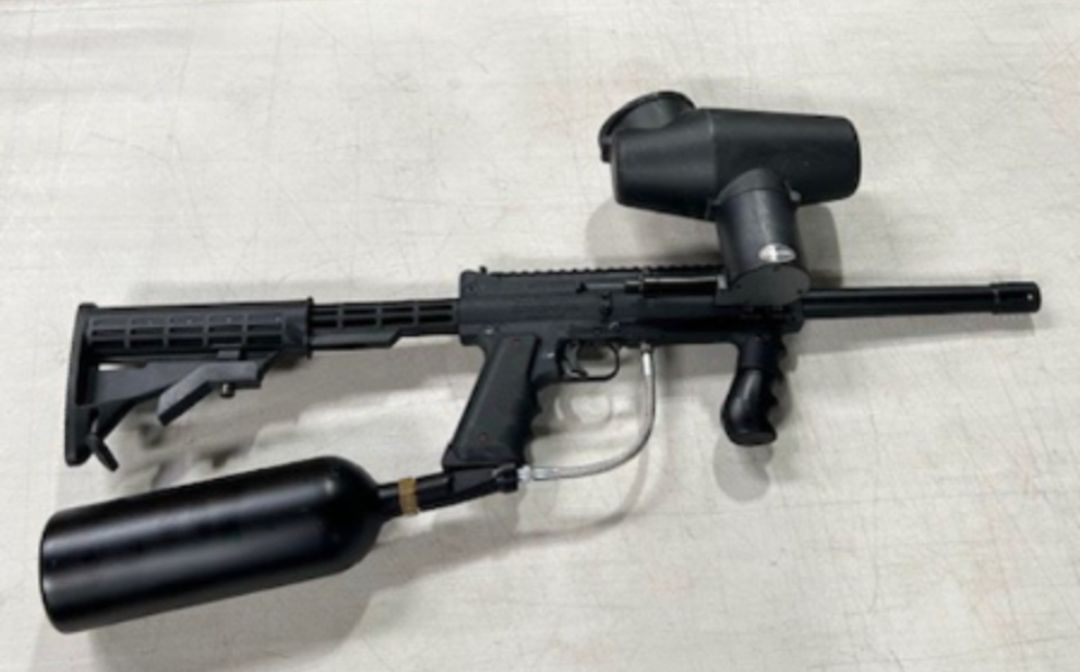 (1) LOT OF PAINTBALL GUNS AND MASK