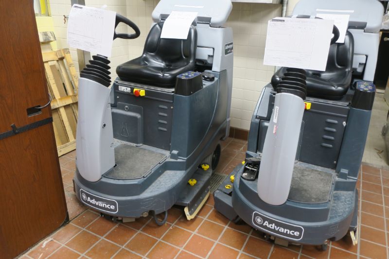 RIDE ON FLOOR POLISHER SCRUBBERS X2