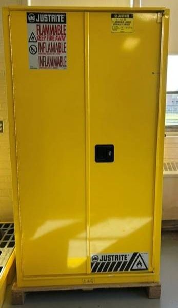 Flammable safety cabinet