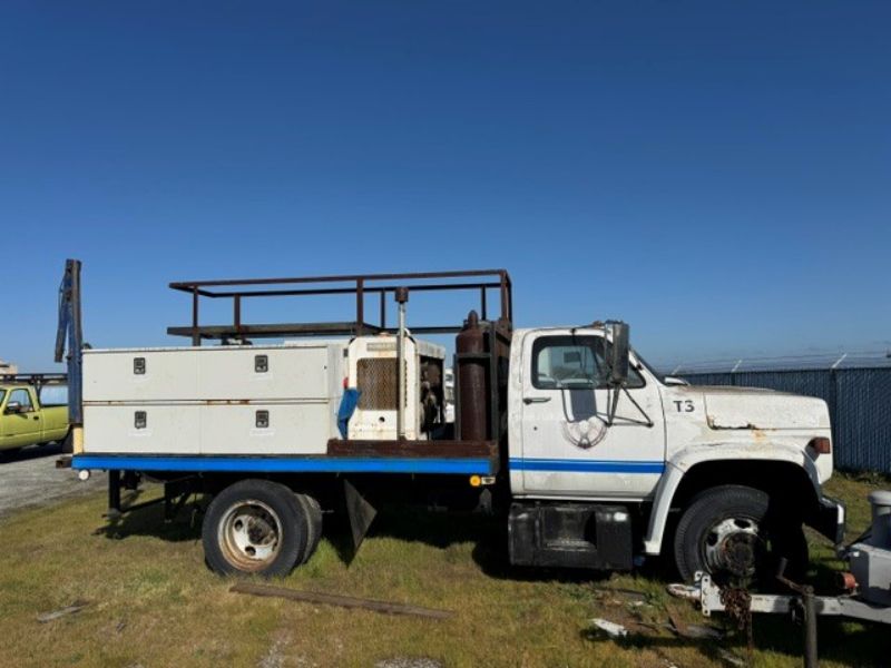 UTILITY TRUCK WITH WELDING MACHINE