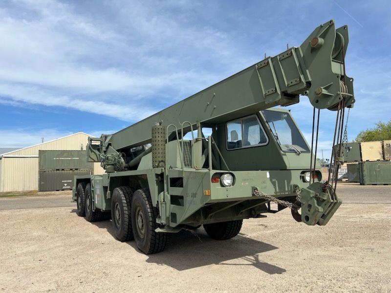 1989 Harnischfeger HSHMC-25 25 Ton Crane Truck